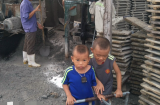 Đau lòng cảnh hai đứa trẻ mồ côi cha phải theo phụ mẹ hàng ngày phu gạch kiếm từng đồng