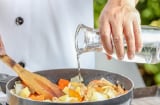 Mẹo cực hay giúp các bà nội trợ 'chữa cháy' món ăn bị mặn khiến chồng con khen tíu tít