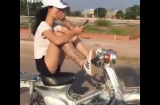 Cô gái thản nhiên vừa nhắn tin, vừa chạy xe bằng chân