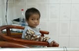 Không còn ngủ ngoài đường, cậu bé Hà Giang khóc nhớ mẹ