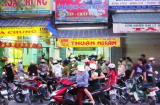 Người đàn ông bị nhóm côn đồ chém gục tại chỗ sau khi mua bánh trung thu