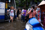 Biểu cảm ngạc nhiên của nữ du khách người nước ngoài khi gặp triều cường ở Sài Gòn khiến ai cũng phải bật cười