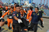 Tìm thấy thi thể 18 nạn nhân và xác định vị trí 2 hộp đen trong vụ máy bay rơi ở Indonesia