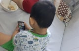 Mẹ lạm dụng điện thoại để dỗ dành con, 5 năm sau không hết hối hận vì hậu quả khôn lường