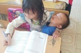 Rơi nước mắt với hình ảnh bé gái Mường Lát bồng em cùng đi học