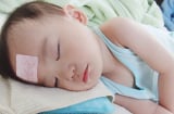 Con sốt bất thường, mẹ bảo “Không sao!” nhưng sau rụng rời chân tay vì lời bác sĩ