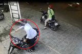 Đôi nam nữ bẻ khóa trộm xe máy nhanh như chớp ngay trên phố
