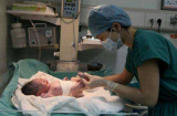 Con 1 tháng tuổi đột ngột qua đời, mẹ mở bàn tay bé nắm chặt liền ngập trong nước mắt càng đau khổ hơn