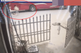 Clip: Bé trai lao ra đường bị xe khách chèn thương tâm