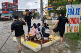 TP.HCM chìm trong biển nước: Rắn rết bơi vào nhà, ngồi ăn cưới nước ngập chân