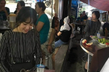 Hari Won bị chỉ trích vì cười trong đám tang người thân của quản lý Trấn Thành?