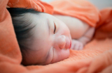 Bé gái 4 tháng tuổi ch.ết thương tâm do mẹ mặc quần áo kiểu này cho con, quá nhiều người đang mắc