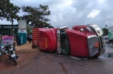 Xót xa 2 cô gái trẻ bị container lật nghiêng đè tử vong trên đường về thăm nhà