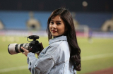 Bóng hồng xinh như mộng xuất hiện trước thềm chung kết AFF Cup 2018 khiến phóng viên nước bạn thi nhau xin chụp hình