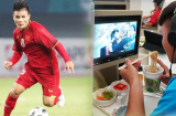 Quang Hải ăn mỳ tôm, chăm chú xem cảnh khóa môi 'Em Chưa 18' trước thềm chung kết lượt về AFF Cup