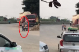 Tài xế bất chấp dắt chiếc xe máy đang bốc cháy dữ dội trên đường khiến nhiều người hốt hoảng