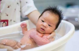 Chớ dại mà tắm cho con vào thời điểm này kẻo mẹ sẽ hối hận cả đời