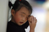 Mảnh giấy của bé gái 8 tuổi gửi cô giáo bất ngờ tiết lộ điều kinh hãi về người cha suốt 2 năm