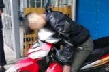 Thanh niên chết bí ẩn trong tư thế ngồi trên xe máy dựng bên đường