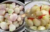 Đầu bếp nổi tiếng tiết lộ bí kíp muối dưa hành không nổi váng trắng, giòn ngon đặc biệt cho ngày Tết