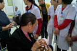 Bé gái sơ sinh nặng 3kg bị bỏ rơi, nằm khóc thét, tím tái
