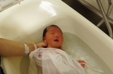 Thói quen cực phổ biến khi chăm trẻ sơ sinh vô cùng tai hại của mẹ khiến con đang khỏe mạnh bỗng ốm yếu