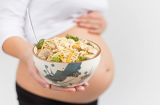 Mẹ bầu luôn “thèm” mì tôm liệu có hại cho thai nhi hay không? 