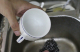 Hô biến cốc chén xỉn màu trở nên trắng tinh như mới sau 2 phút nhờ thứ mạnh gấp 10 lần xà phòng