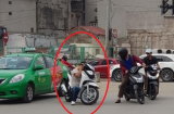 Nam thanh niên dựng xe giữa đường rồi ngồi ngủ với dáng kì lạ, biết được nguyên nhân ai cũng ngỡ ngàng