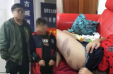 Thi không đạt số điểm như mẹ yêu cầu, cậu bé bị mẹ đánh đập tàn nhẫn rồi làm hành động ghẻ lạnh này