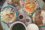 Mẹ bỉm đăng ảnh MÂM CƠM CỮ ĐẦY Ú Ụ MẸ CHỒNG NẤU, đặc biệt CHI TIẾT NÀY khiến hội chị em ghen tị