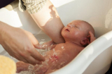 Trời lạnh không dám tắm cho trẻ là sai lầm nhiều mẹ Việt mắc phải: Bác sỹ lí giải và cảnh báo điều này
