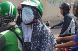 Ngồi vắt chéo một bên trên xe máy nhưng nữ 'ninja' lại làm hành động này khiến cả phố lo lắng thay