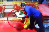 Đi dâng lễ ở Phủ Dầy nhưng người phụ nữ lại 'táo tợn' làm hành động này khiến mọi người ngỡ ngàng