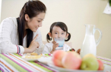 Bác sĩ khuyên mẹ: 5 món đừng bao giờ cho trẻ ăn khi đói kẻo lớn lên phải đổ đống tiền chữa bệnh