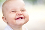 Nhiều mẹ nghĩ ''Trẻ con cần gì đánh răng' là hoàn toàn sai lầm, trẻ đến tuổi này hãy tập đánh răng cho con