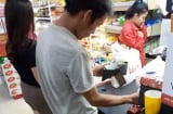 Người đàn ông không biết chữ vào siêu thị hỏi han khắp nơi để mua đồ bầu cho vợ khiến bao người cảm động