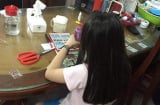 Thấy mẹ bị ốm phải uống thuốc, bé gái lập tức làm điều này trước khi đi ngủ khiến ai cũng bất ngờ