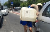 Giữa trưa nắng gắt, người phụ nữ bất ngờ dừng xe giữa đường làm điều này khiến mọi người tranh cãi gay gắt