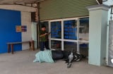 Người đàn ông vào quán vờ cắt tóc rồi làm chuyện khó ngờ với nữ chủ tiệm giữa ban ngày