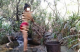 Bị dân mạng chỉ trích vì khoe thân phản cảm bên suối nhưng lời đáp trả của cô nàng mới khiến sững sờ