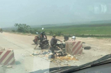 Xót xa người đàn ông rơi nước mắt giữa đống trứng nát bét trên đường nhưng câu chuyện phía sau mới phẫn nộ