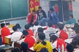 Hãi hùng thầy giáo đánh đập học sinh dã man trên bục giảng nhưng nguyên nhân mới sững sờ