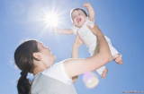 Suốt ngày giữ con trong nhà là “dại”, hãy cho trẻ tắm nắng bổ sung vitamin D để bé khỏe mạnh thông minh