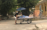 Chồng đẩy xe cáng đưa vợ bầu vào viện nhưng điều này mới khiến nhiều người bất ngờ