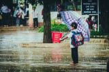 3 người ra khỏi nhà:1 người mang dù, 1 người cầm gậy chống, 1 người đi tay không, hỏi ai là người bị ướt?