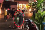 Vợ bụng mang dạ chửa bị chồng dùng mũ bảo hiểm đánh tới tấp trước mặt 2 con nhỏ khiến ai cũng phẫn nộ