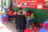 Thấy nhân viên làm đổ nước ngọt vào người khách, chủ quán làm luôn hành động này gây tranh cãi