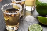 Bôi muối lên miệng ly khi uống bia, ai cũng ngỡ ngàng khi biết lý do mà ông chủ cửa hàng tiết lộ