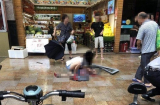 Đang đi trên đường cùng mẹ, bé trai bất ngờ bị cửa sổ tầng 20 rơi trúng đầu